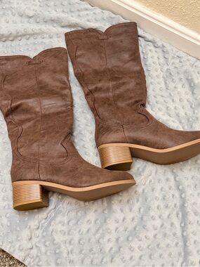 Women’s Brown Mid-Calf Stacked Heel Boots